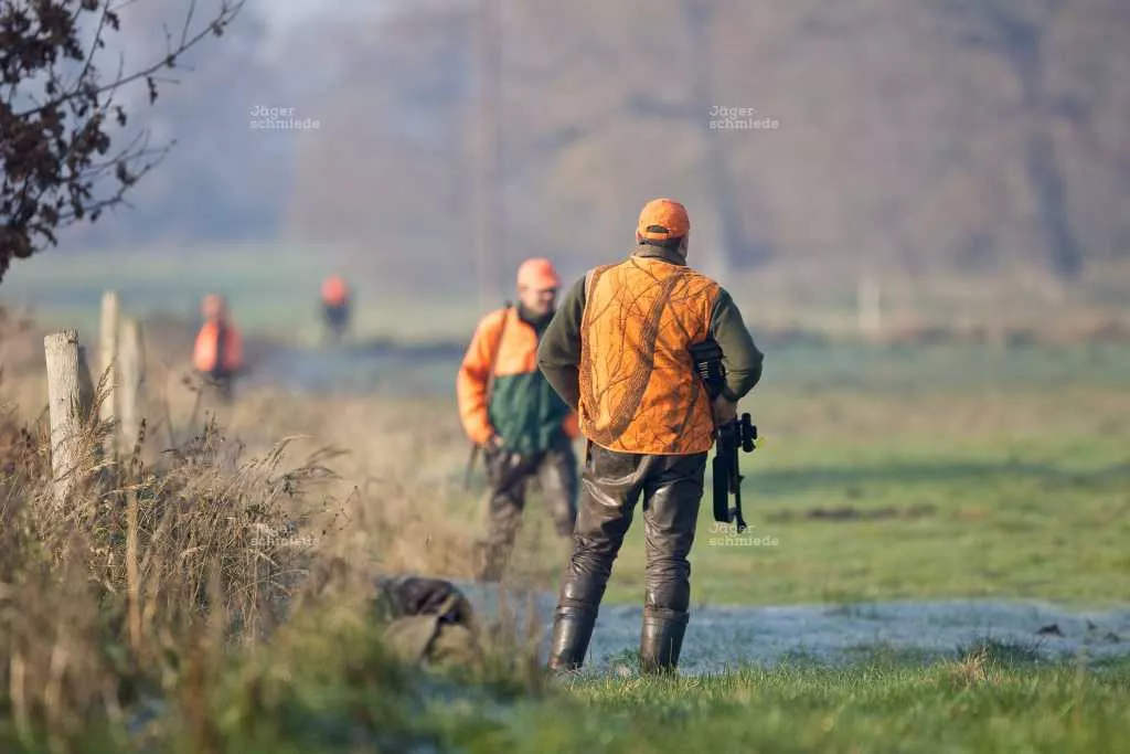 Abbildung: Die orangene Warnkleidung ist Pflicht bei einer Bewegungsjagd und dient dem Schutz der JägerInnen und TreiberInnen.